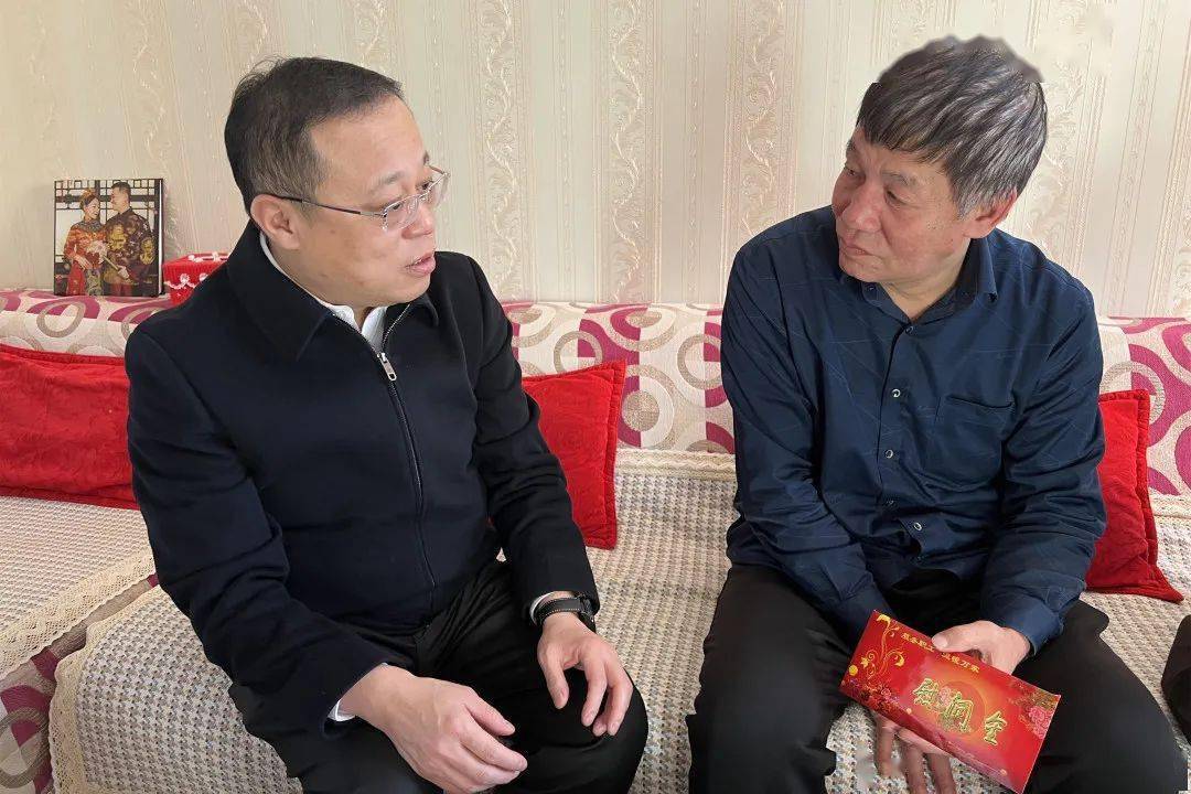 在困难职工彭某家,官地矿党委书记,副矿长王永刚与他唠家常,聊近况