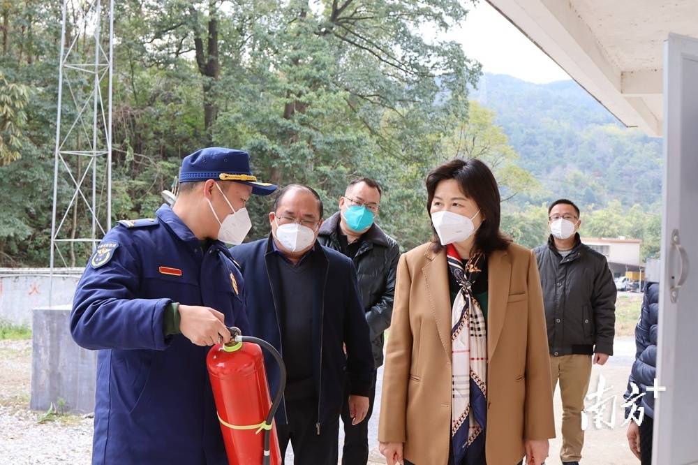 在阳山县阳海烟花爆竹有限公司,阳城镇水口文岭商店,邓菲一行分别就