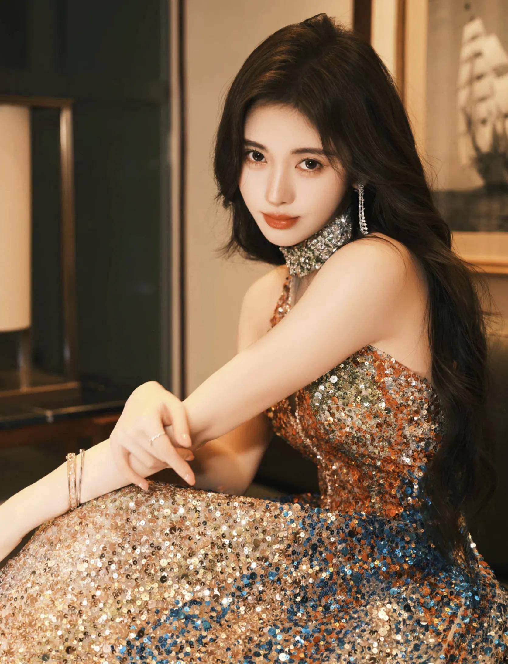 女星鞠婧祎时尚造型:秀美艳丽,闭月羞花