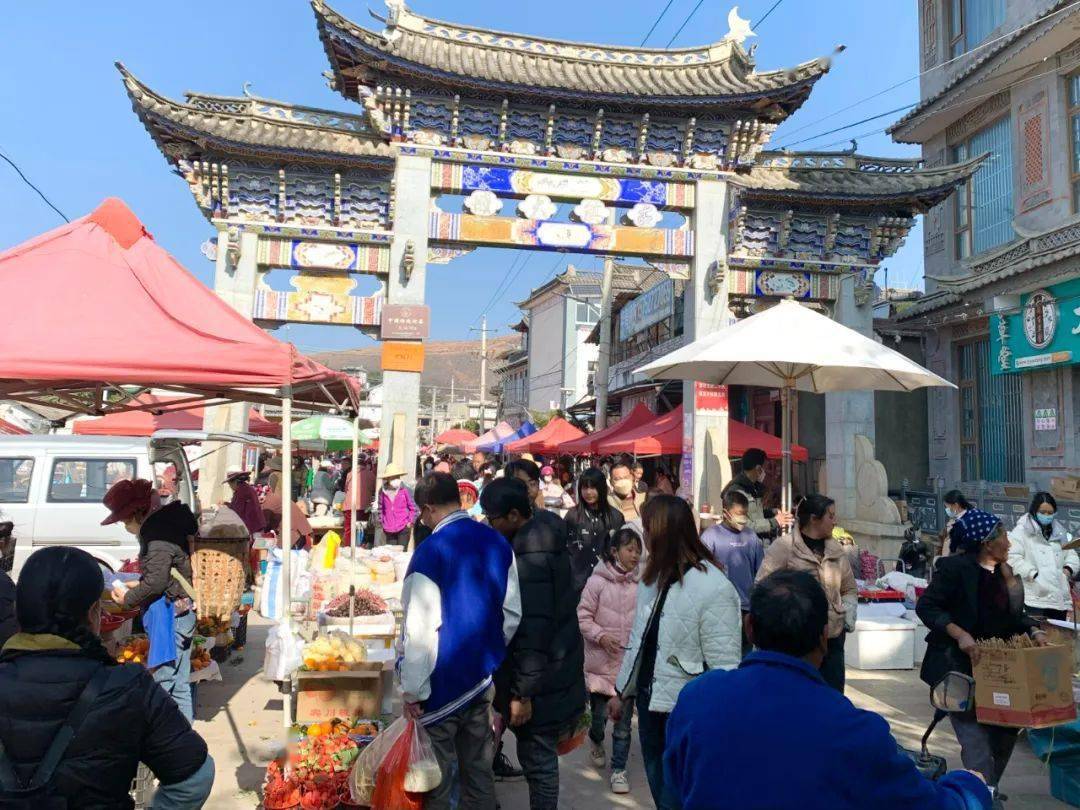 "年味"十足,挖色镇过年氛围感拉满!_表演_对联_集市