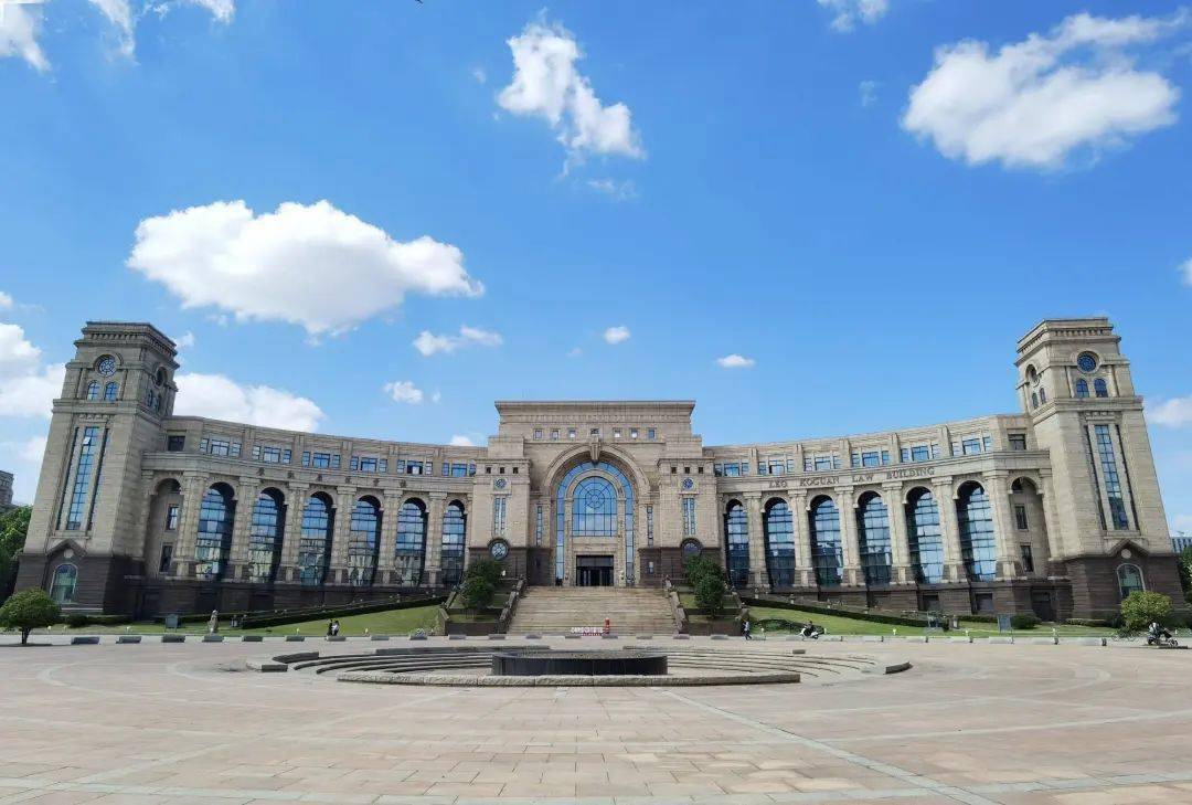 复旦大学位于上海,是教育部直属的全国重点大学,985,211,双一流院校