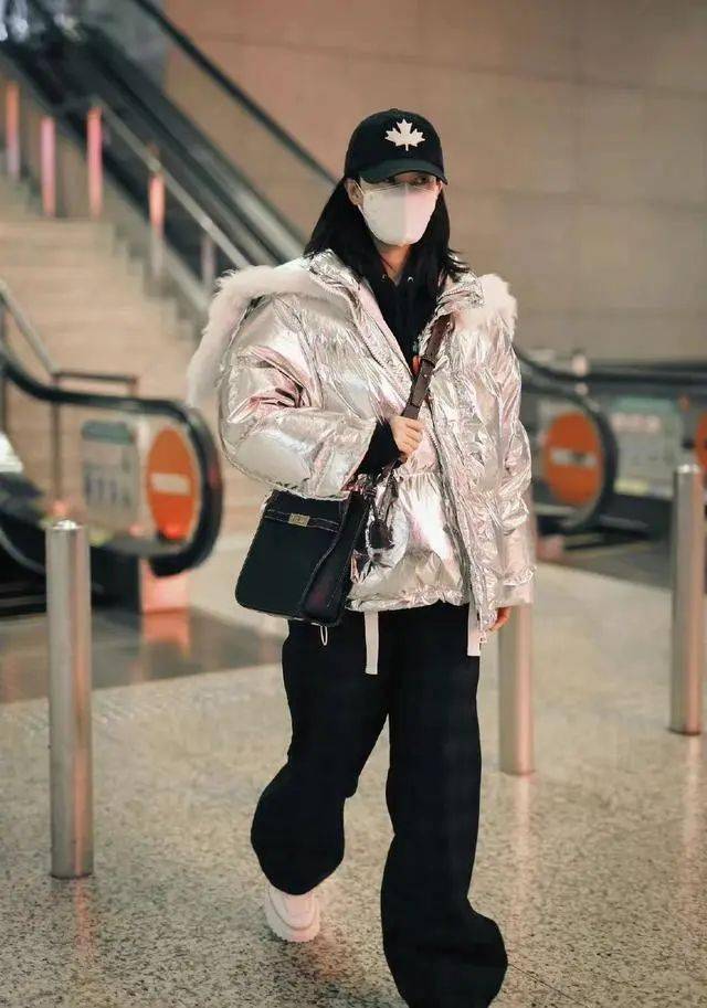 张小斐现身机场,银色短款羽绒服搭阔腿裤,时髦又显个性!
