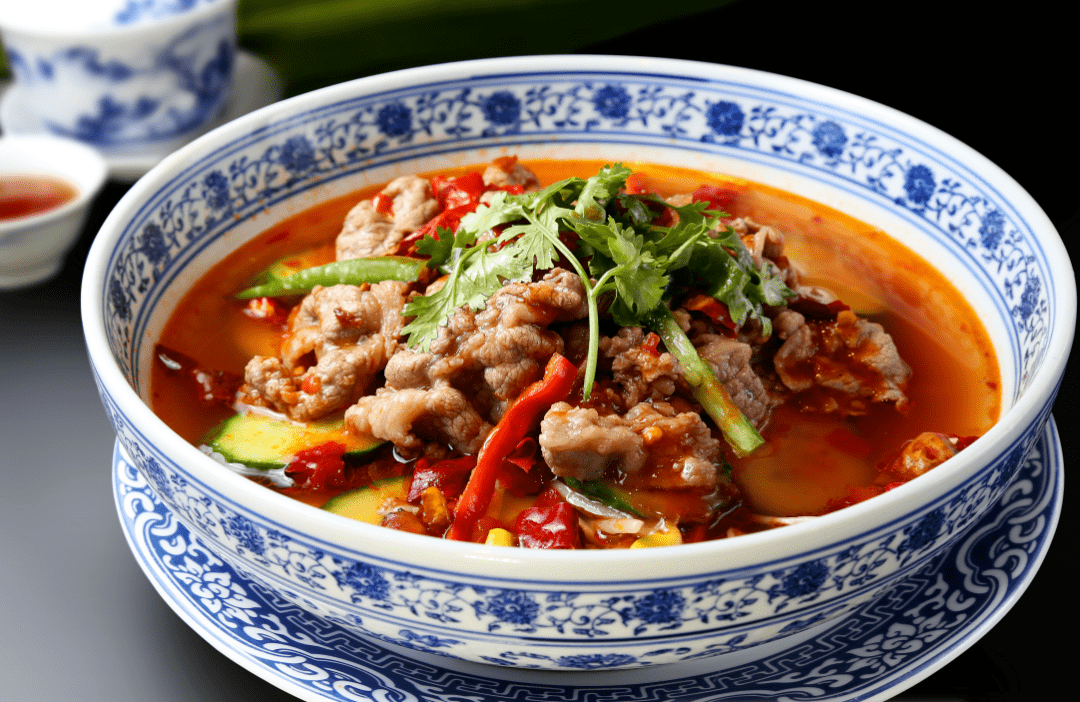 大厨精心烹饪各式佳肴,水煮牛肉,马来西亚牛肉,咖喱鸡,酱爆八爪鱼