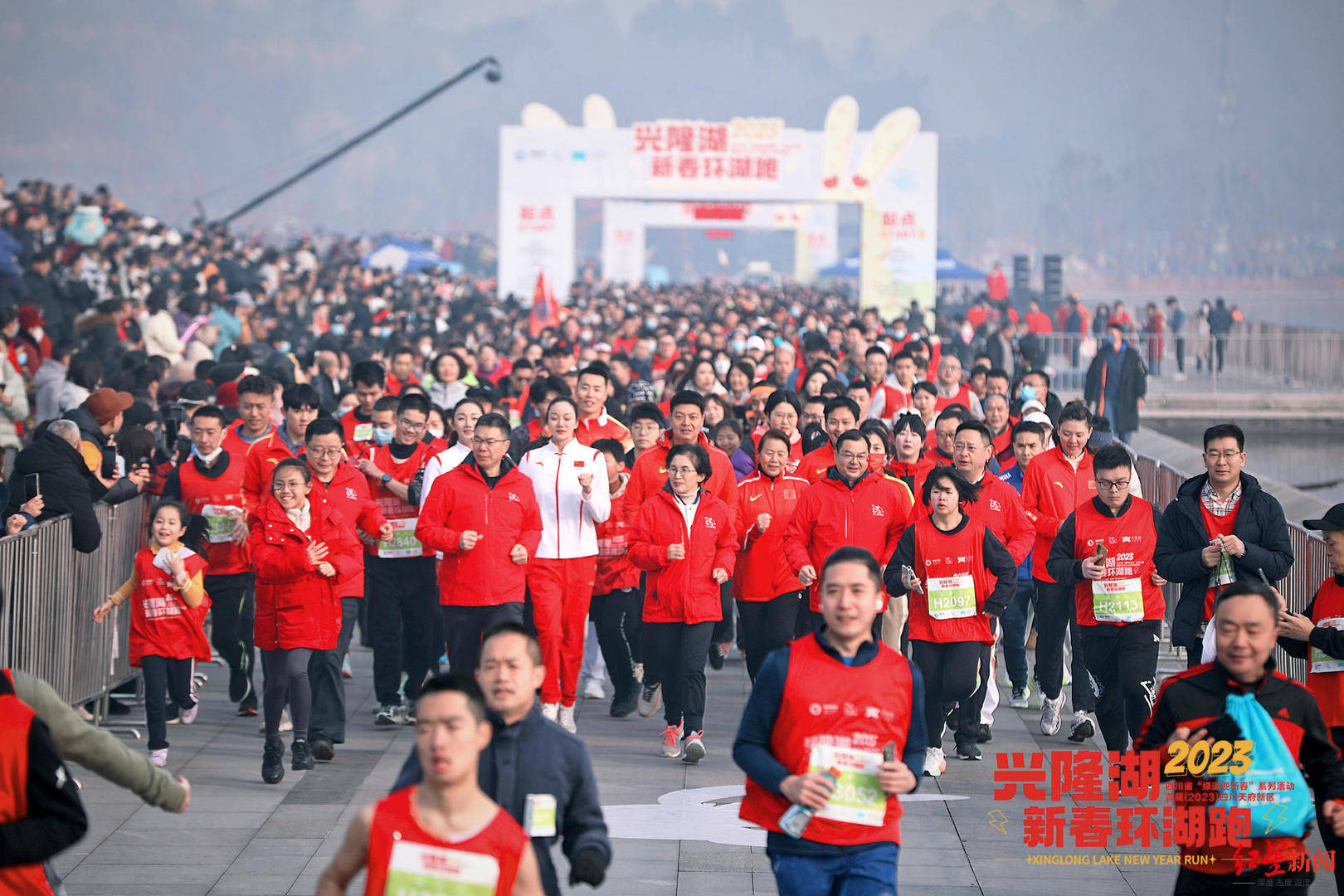 与冠军同业，奔向新的一年！大岁首年月一，首届兴隆湖新春环湖跑鸣枪起跑