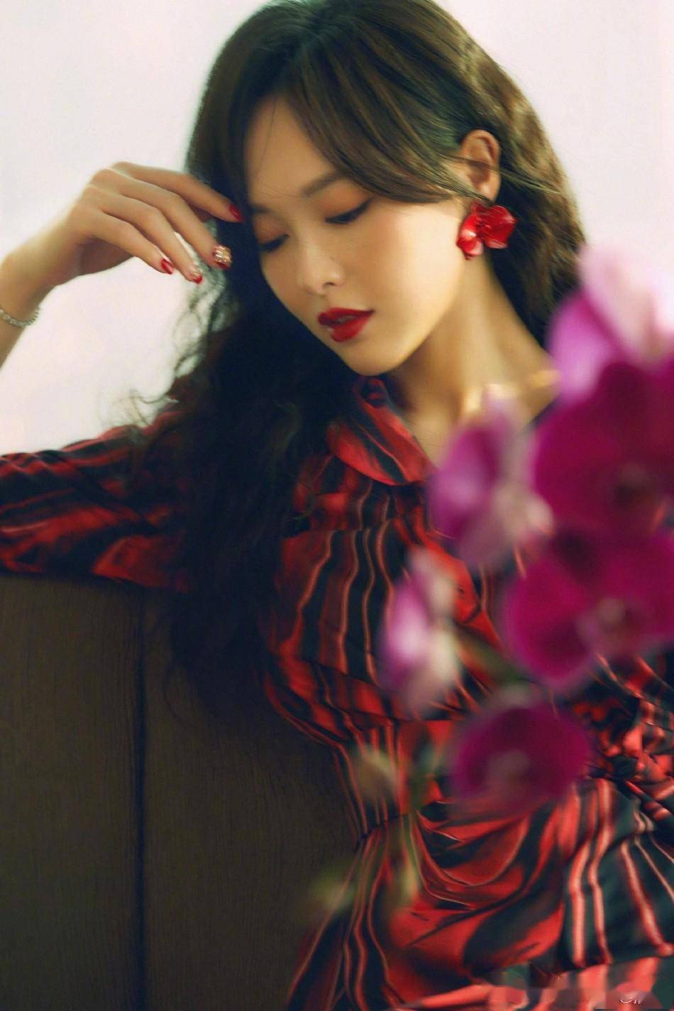 唐嫣晒兔年最新写真温婉大气 着红黑开叉长裙露灿笑气质佳_照片