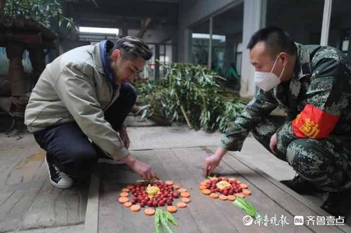 大岁首年月一，济南动物园萌宠高兴吃“大餐”