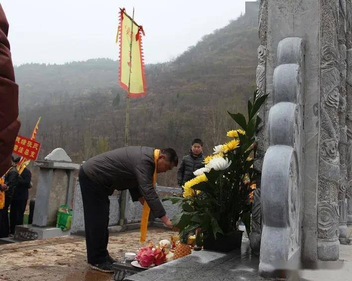 大年初三,拜完大年,再看祖先_孩子_土堆_荒草