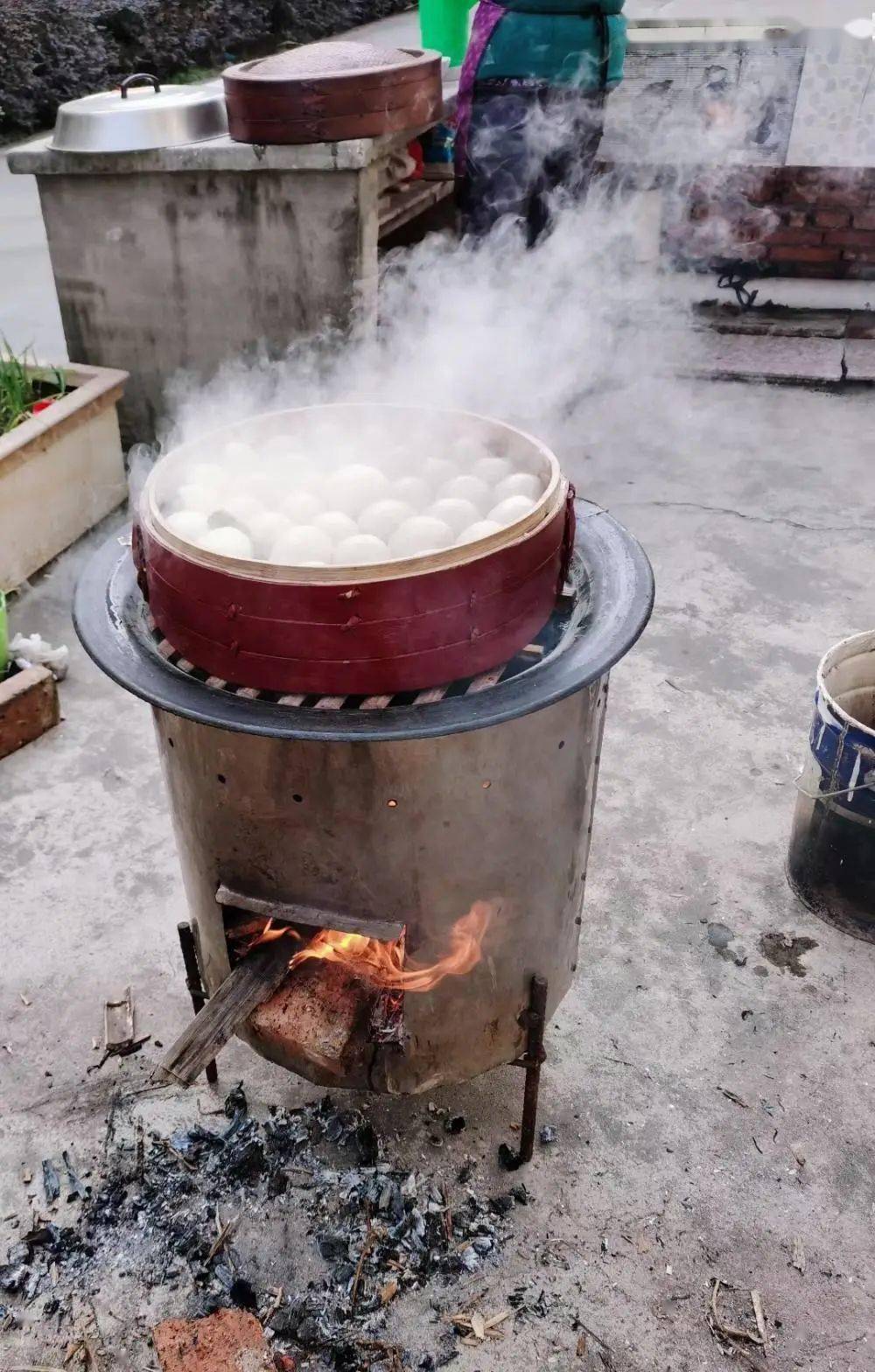 孙幼双因形似小老鼠而被命名为老鼠糖球,咬一口甜甜的粘粘的,这是来自