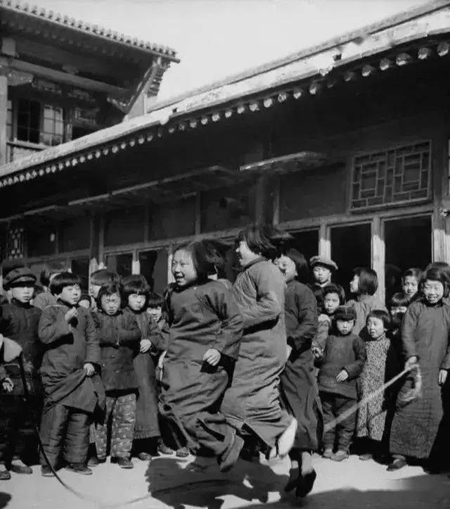 华北联合大学学生在看黑板上粘贴的个人思想总结1946年4月,张家口.