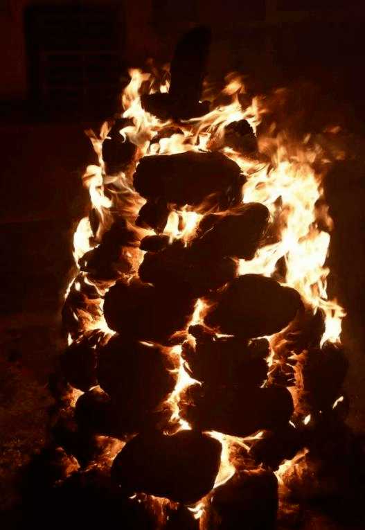 草點火比如在晉北地區,人們通常會用大炭塊進行壘制在山西各地,壘旺火