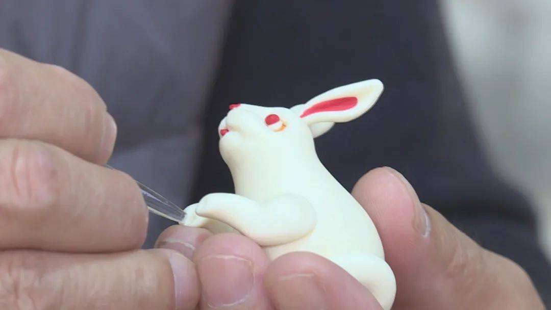 我手中这只栩栩如生的小兔子就出自咱们陈师傅之手.