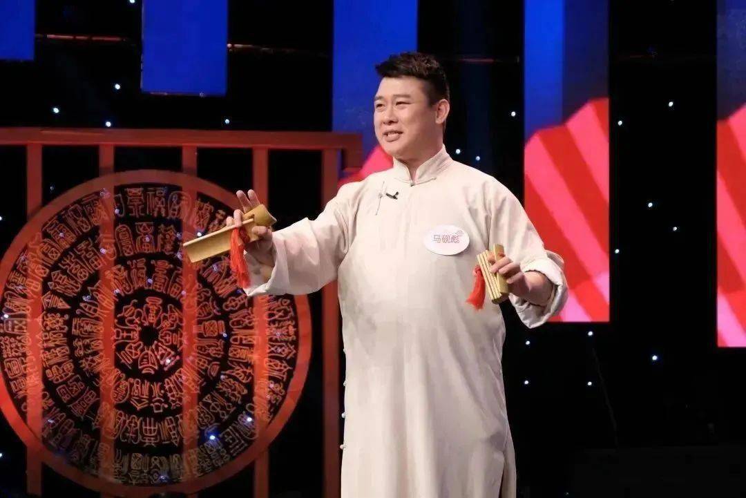 是一方醒木,一柄折扇,一条手绢?