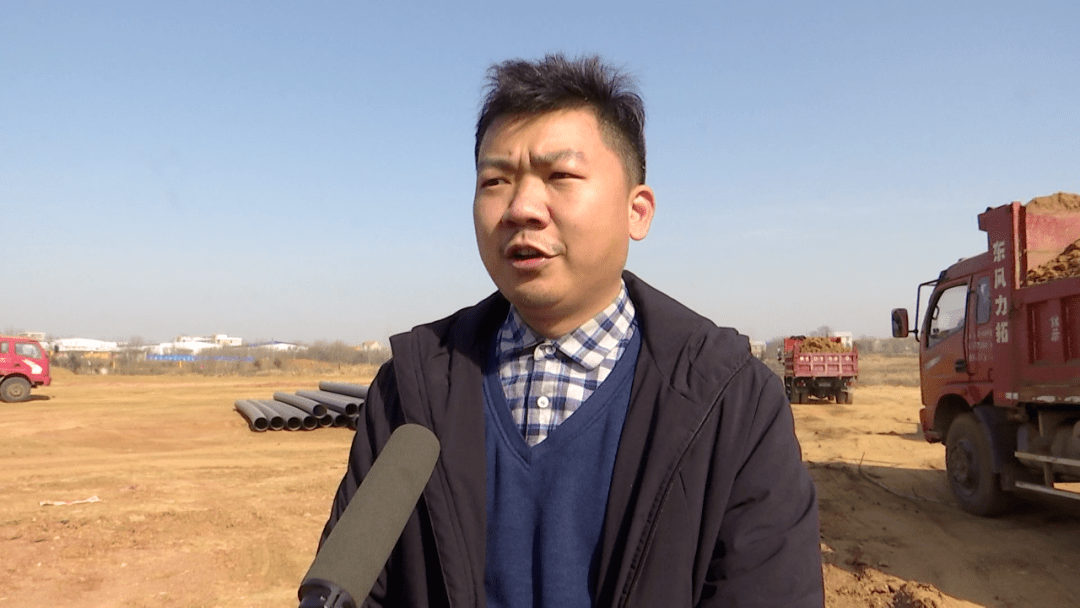 在红旗阳光项目现场,车辆往来穿梭,机声隆隆,工人们正抢抓晴好天气