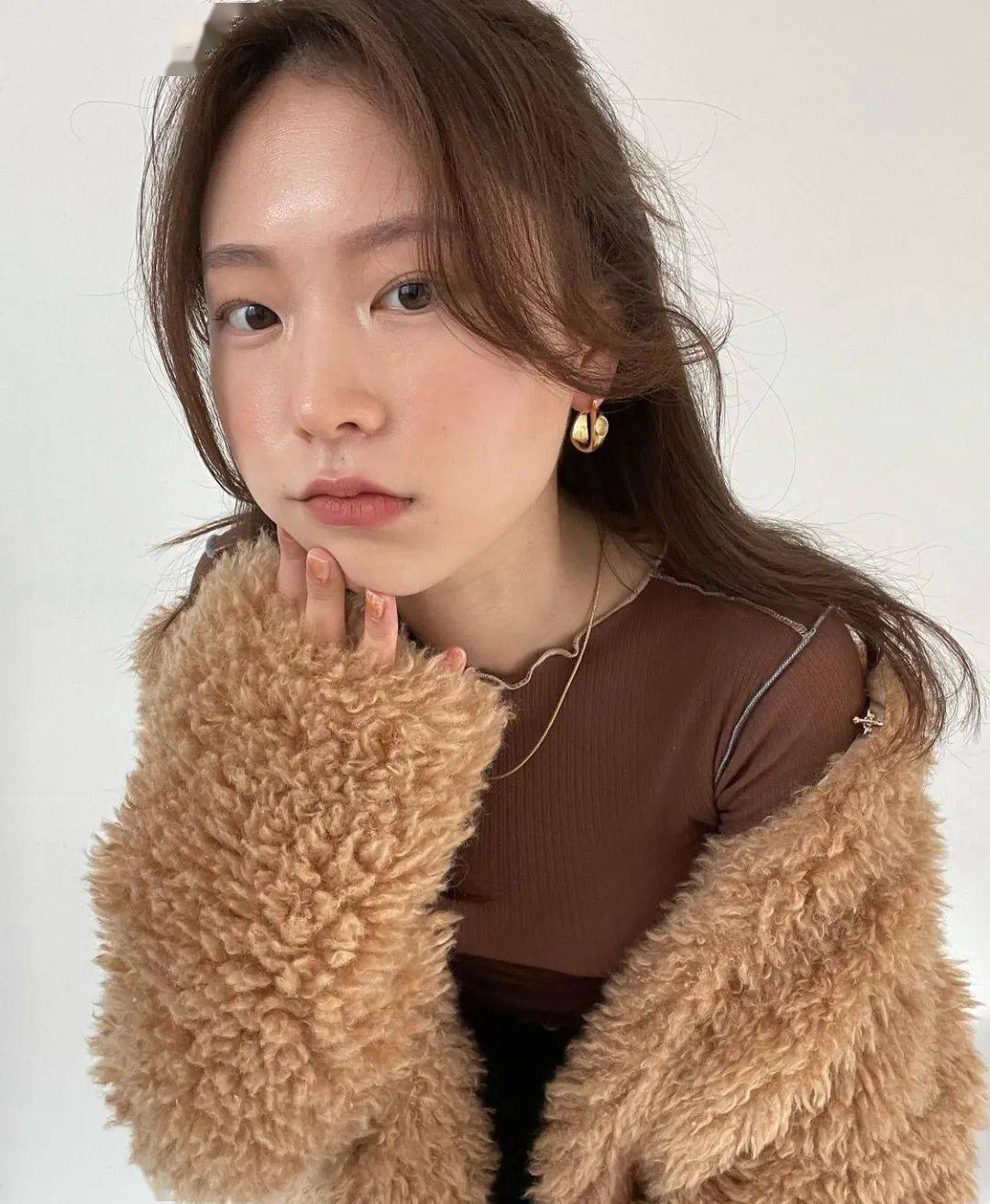 脸蛋哪里有bug就用卷发棒卷一下遮住即可?龙须刘海更有收紧的感觉