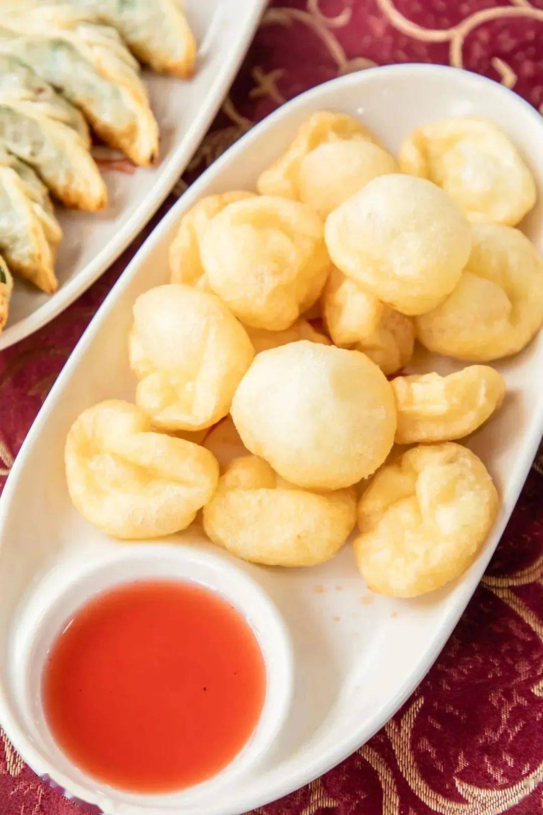 鱼滑加入了芫荽,葱花,反复捶打后制作而成的,而且都相对较厚.