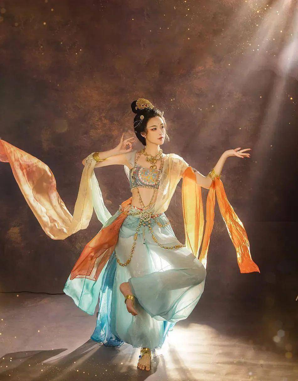 清华美女学霸cos菩萨火出国!被印度人奉为神后引争议!_敦煌_中国_文化