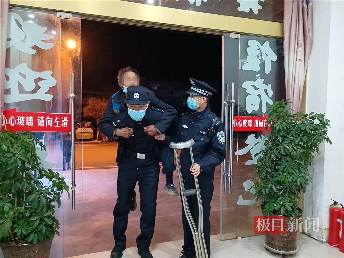 七旬老伯晕倒路边，民警把他背上身马良街马良镇驻村 7703