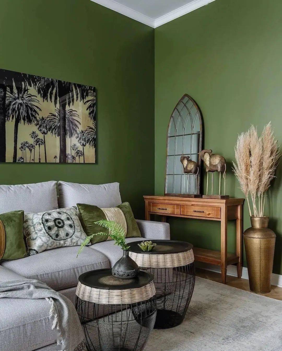 沙发选用灰色,和绿色墙面搭配起到了调和的作用,使空间看着不那么耀眼