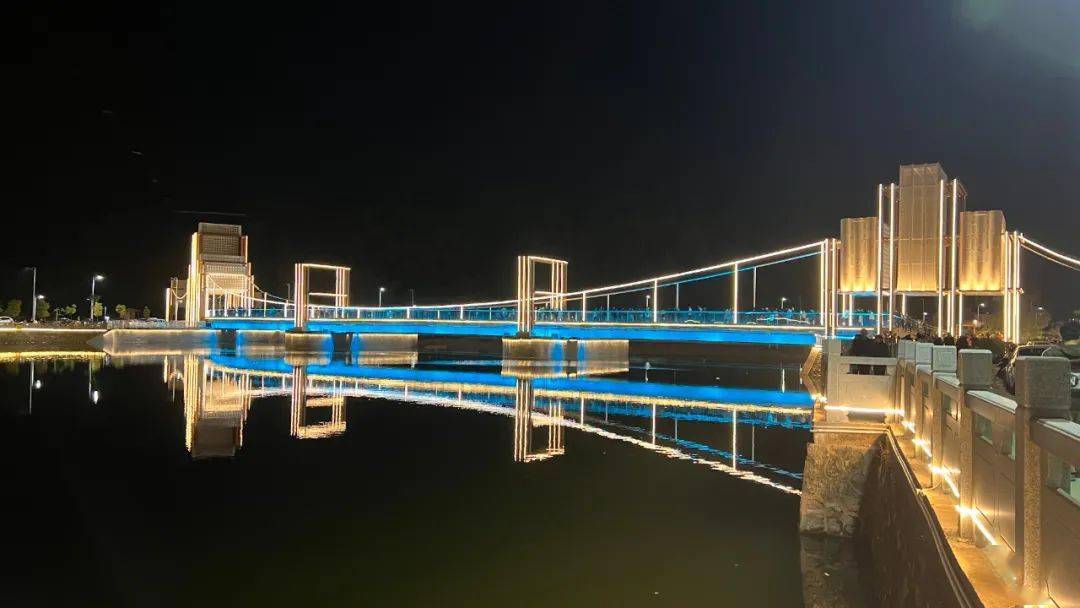 伴随着信宜城南片区一河两岸含章桥落成及亮化项目的完成,夜色下的