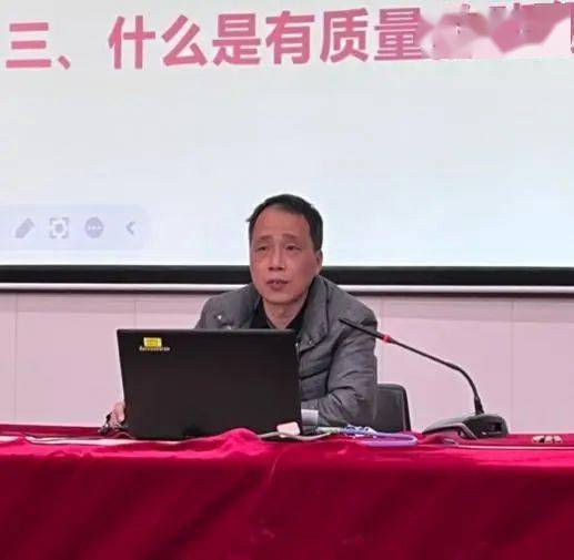 張海峰校長強調了德育工作的重要性,他提倡將德育工作落實到實處,最終