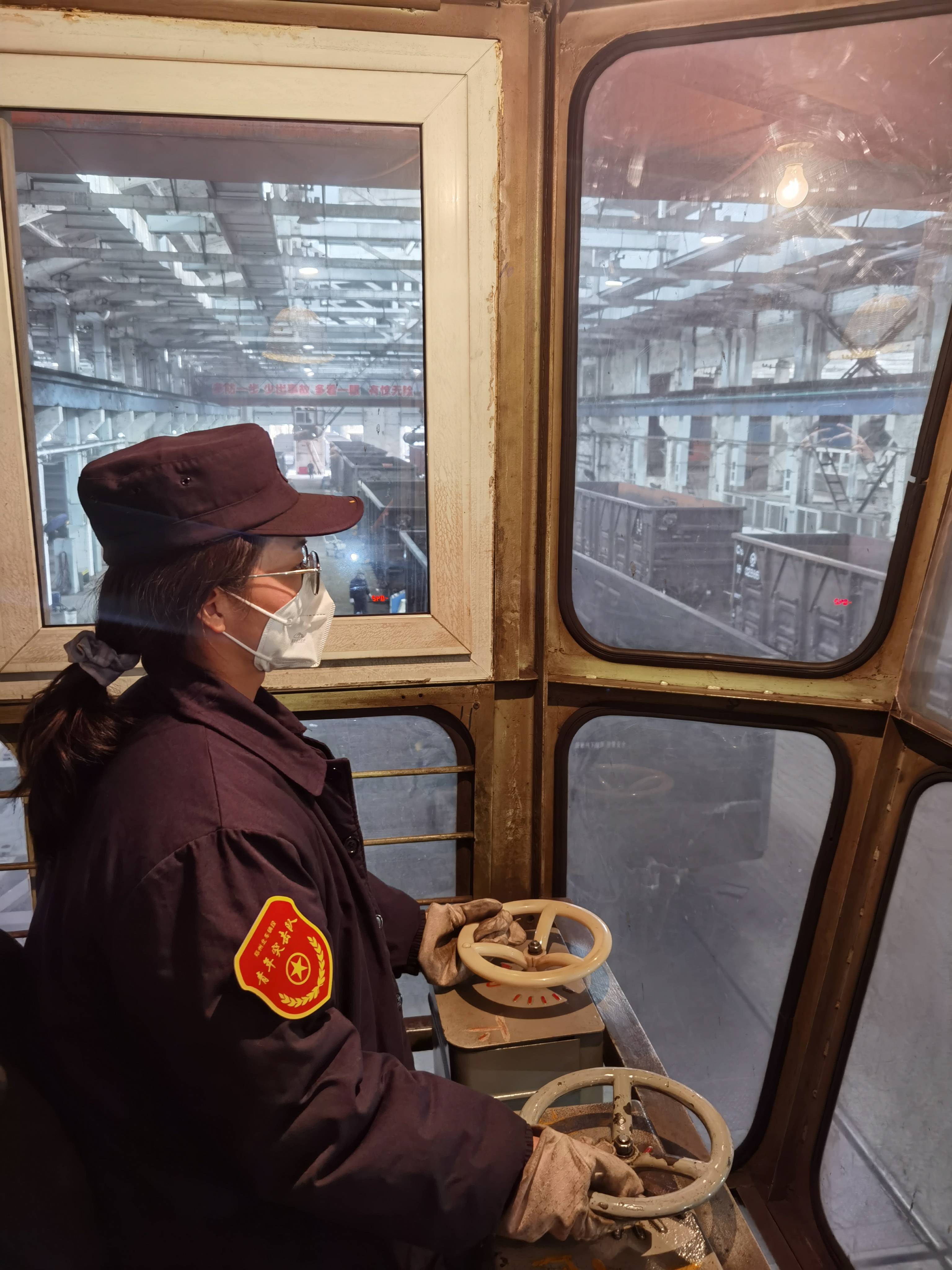 修车车间检修大库内,曹静静通过一个10多米高的扶梯上到天车驾驶室内