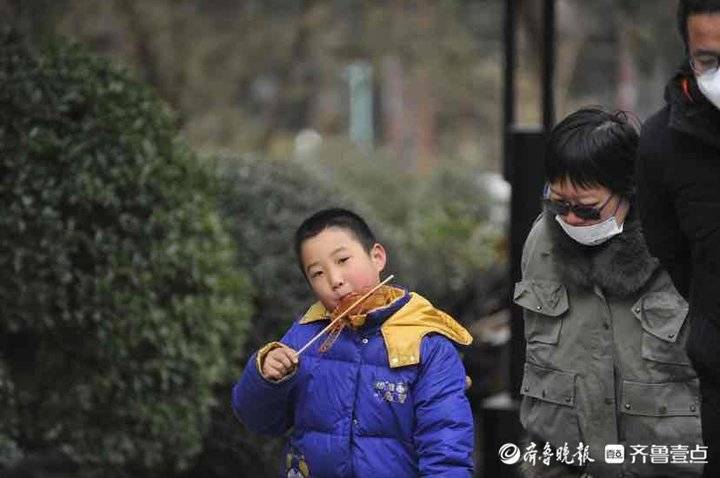 边吃边逛！济南千佛山新春游园会上美食可很多