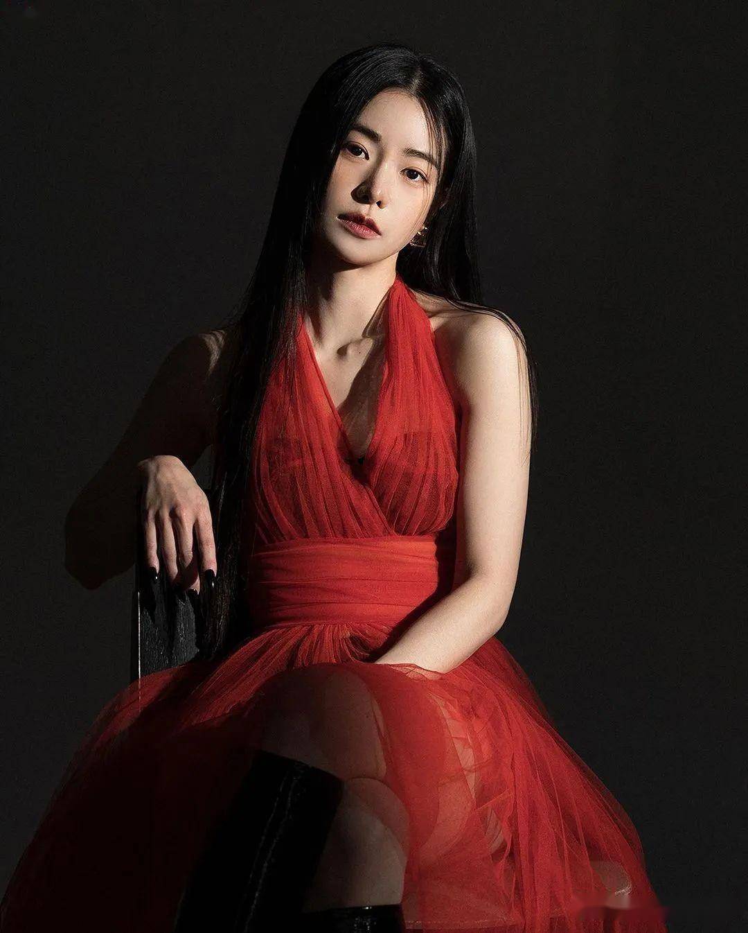 《黑暗荣耀》头号"恶女"林智妍杂志大片,黑红撞色彰显戏剧张力_宋慧乔