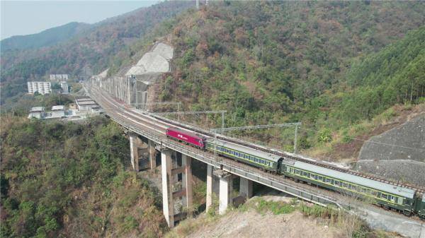 云贵高原上的山间小站 守护村民温暖回家路