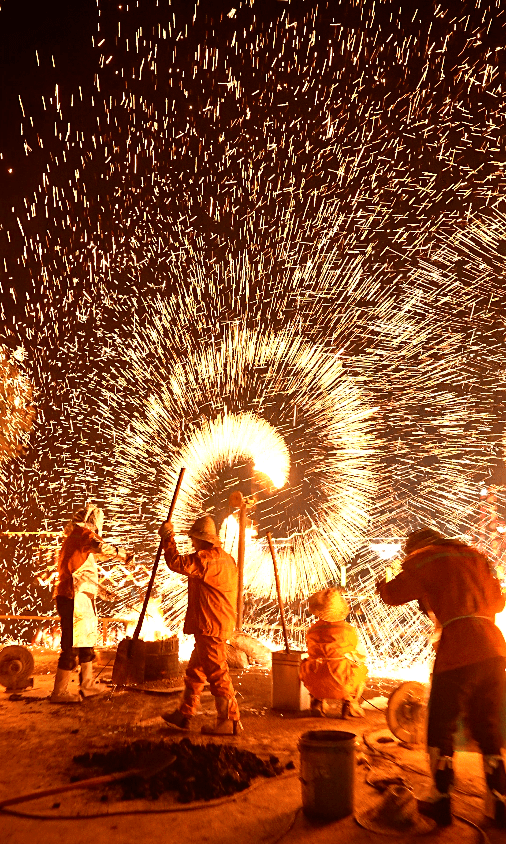 六万情峡独一份震撼场面非遗打铁花热浪加码元宵喜乐嗨玩二必看压轴大