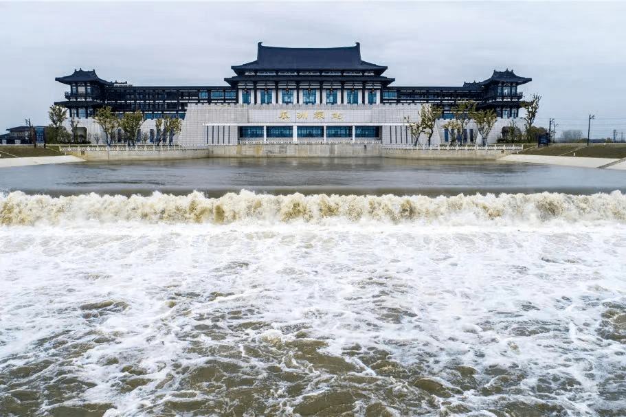 2020年汛期,长江扬州段出现超历史纪录的严峻汛情,瓜洲泵站及时全力抽