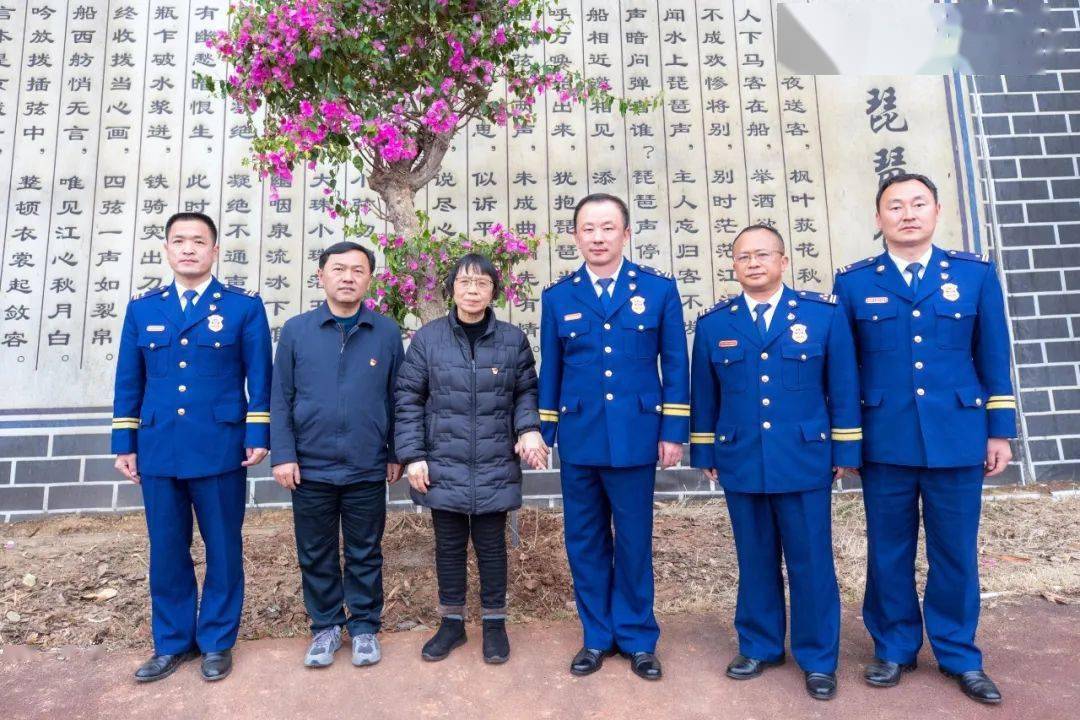 王星政委代表总队党委和全体指战员,向张桂梅老师致以崇高敬意,衷心
