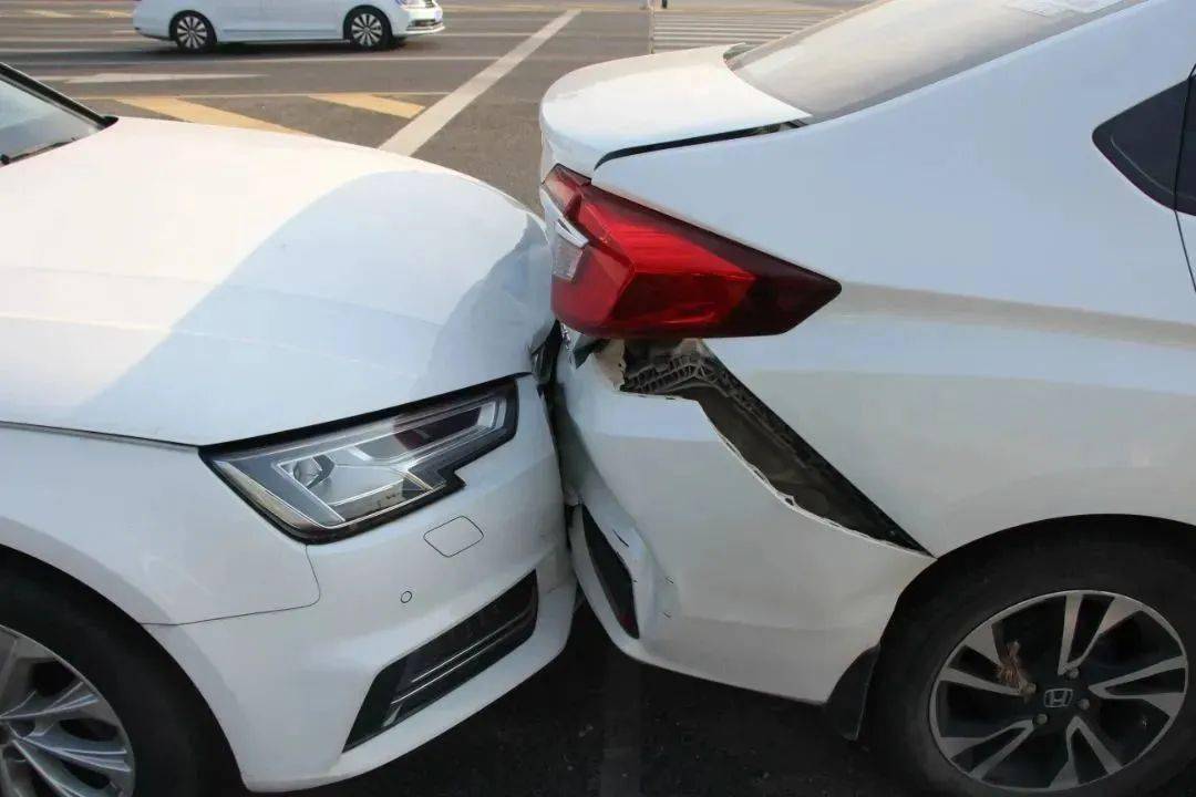 未保持安全车距,两车追尾酿事故_前车_车辆_距离