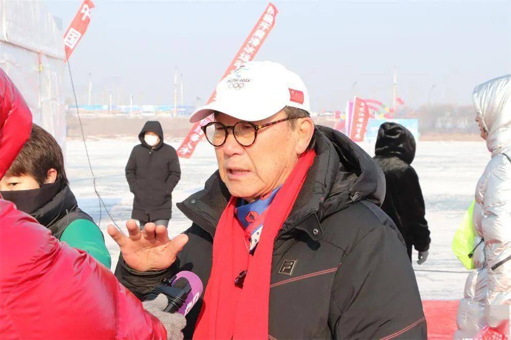 中国首位冬季项目世界冠军罗致焕也来到现场观战,他的爱人李亚慧则以