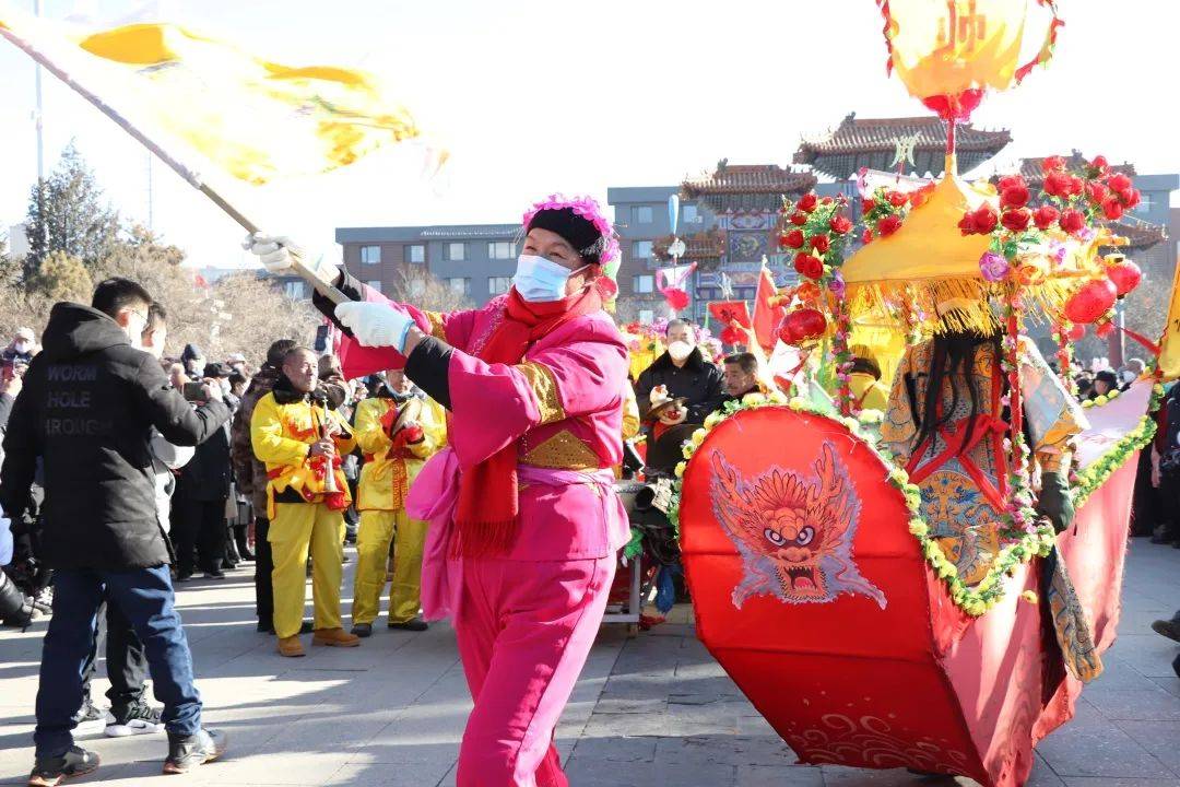 灯灯灯灯灯！圆圆圆圆圆！气氛拉满！庙会、猜灯谜、烟花秀……今天的呼和浩特太浪漫了