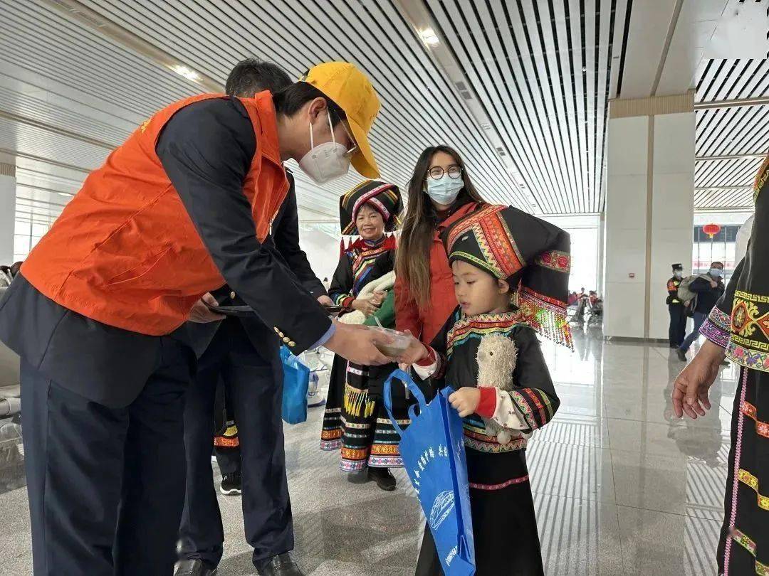在宜州站,扶绥南站内,党员突击队,青年志愿者为旅客送上元宵节祝福.