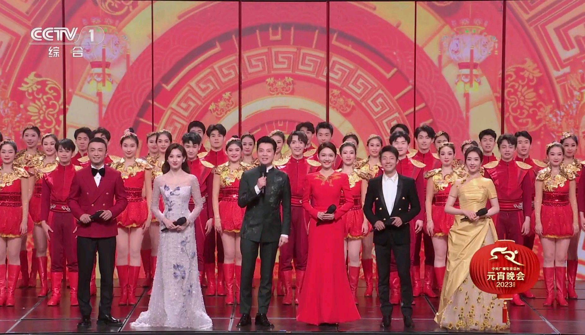 央视元宵晚会女主持人造型:龙洋保守,马凡舒清新,王嘉宁像贝儿