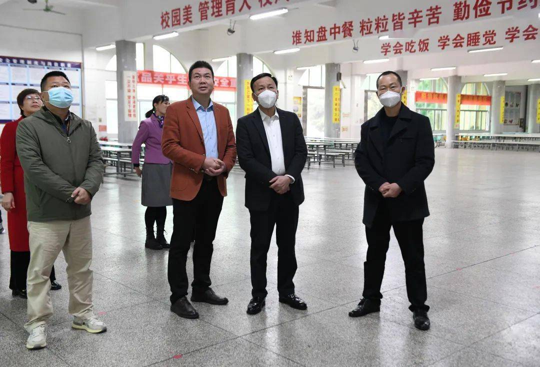 玉州区委副书记,区长莫景彪率队到玉州区第三实验小学,第九中学检查