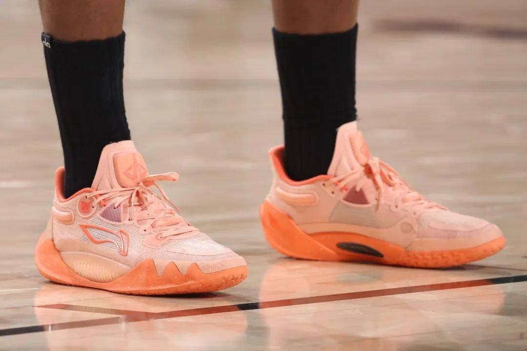 作为詹姆斯的死忠粉,他球鞋上文字的含义你知道吗?_james_lebron_比赛