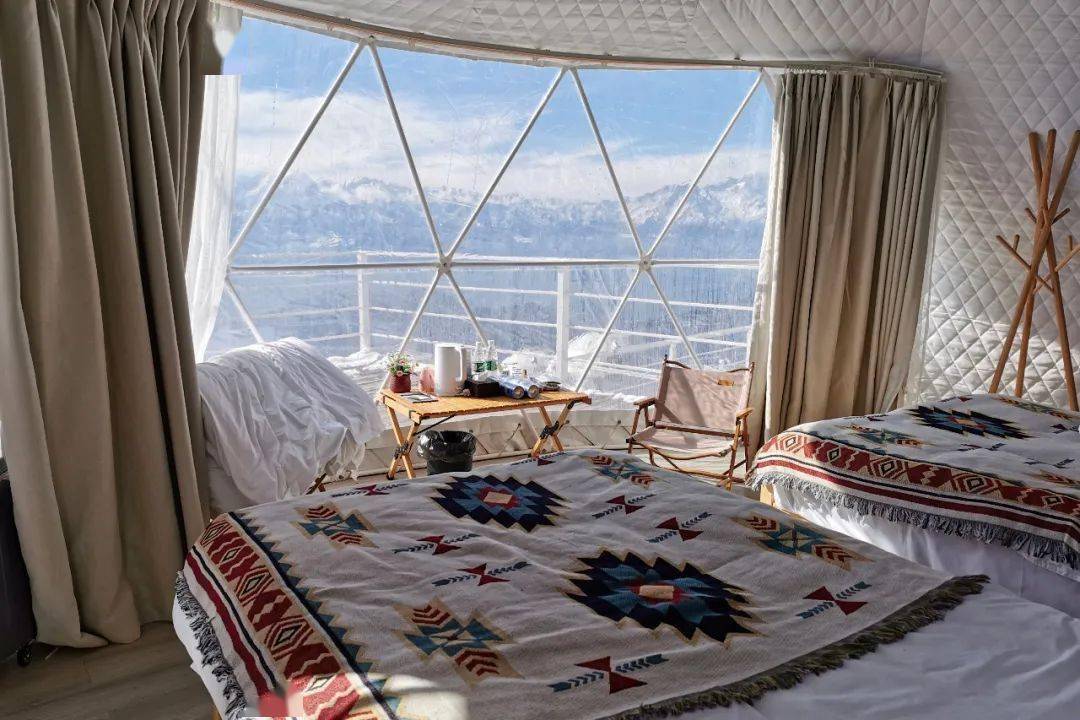 哦~费用包含3晚准4酒店 1晚指定温泉酒店 1晚精品民宿 1晚牛背山星云