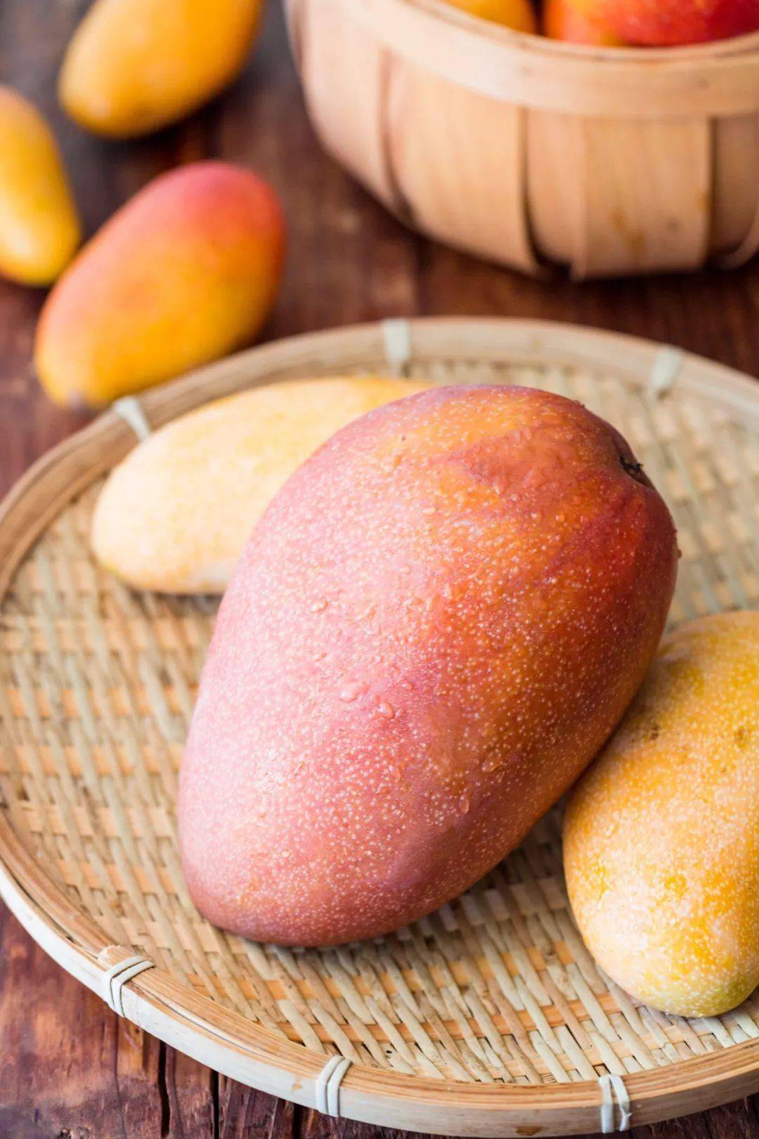 红玉芒相比起金煌芒醇甜浓香的浓郁口感,"贵妃芒"更清甜微酸一些,适合