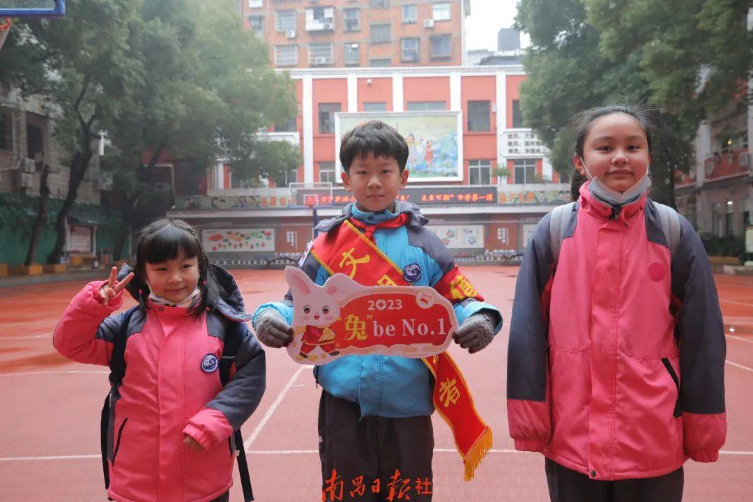记者直击南昌多所学校……_校园_校区_家长