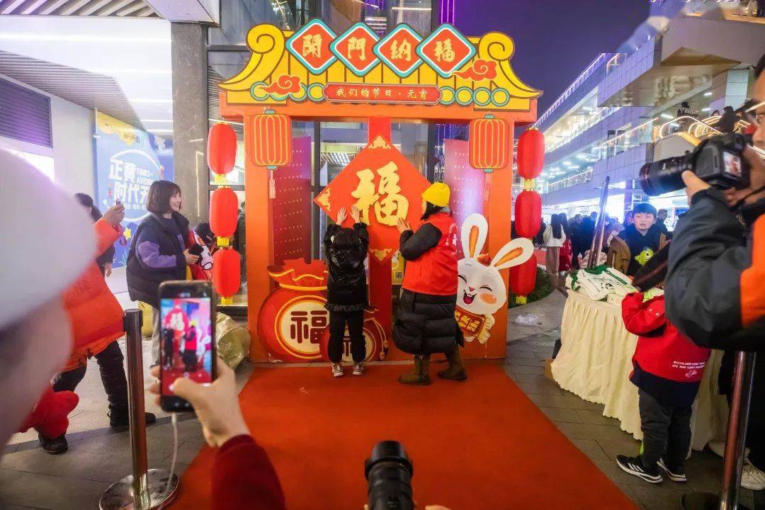 变脸,吐火,小型乐队演出等街头路演活动,还有煮元宵,猜灯谜,摸福字