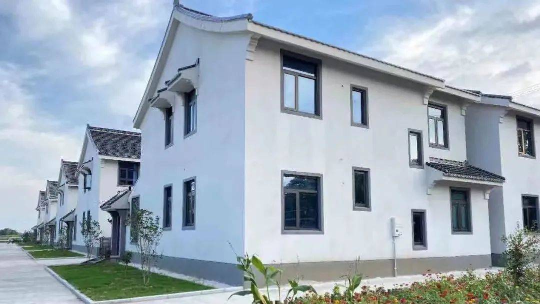 该局承担兴化市农房改善工作,五年计划改善农村老旧农房 20000 户以上