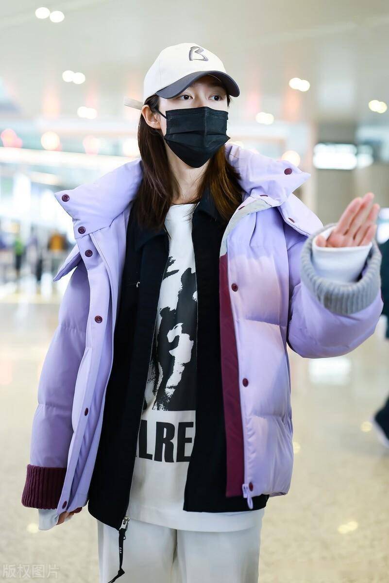 傅菁现身上海机场,戴拼色棒球帽休闲随性