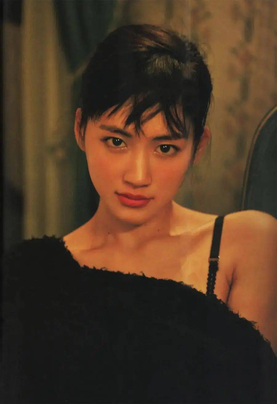 《白夜行》日本女演员,歌手1985年3月24日出生三围:87/62/92绫濑遥该