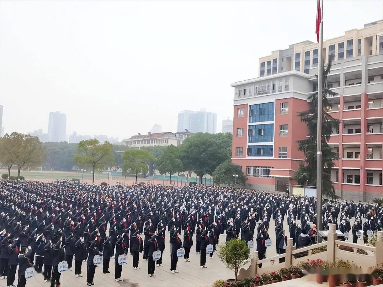 常德市十一中举行2023年第一周升旗仪式_发展_学期_国旗