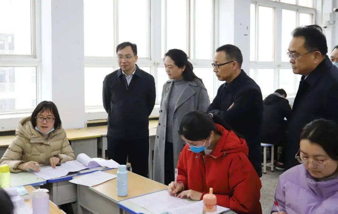 在叶县高级中学,史晓天一行实地察看了学校校园环境,教学楼,学生公寓