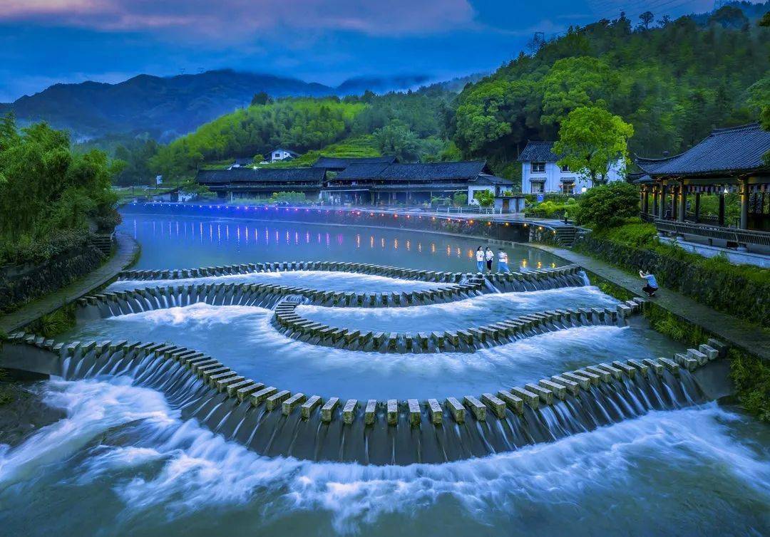 少则几齿,多则数百齿的碇步,是泰顺山民在山水间谱写的动人音符.