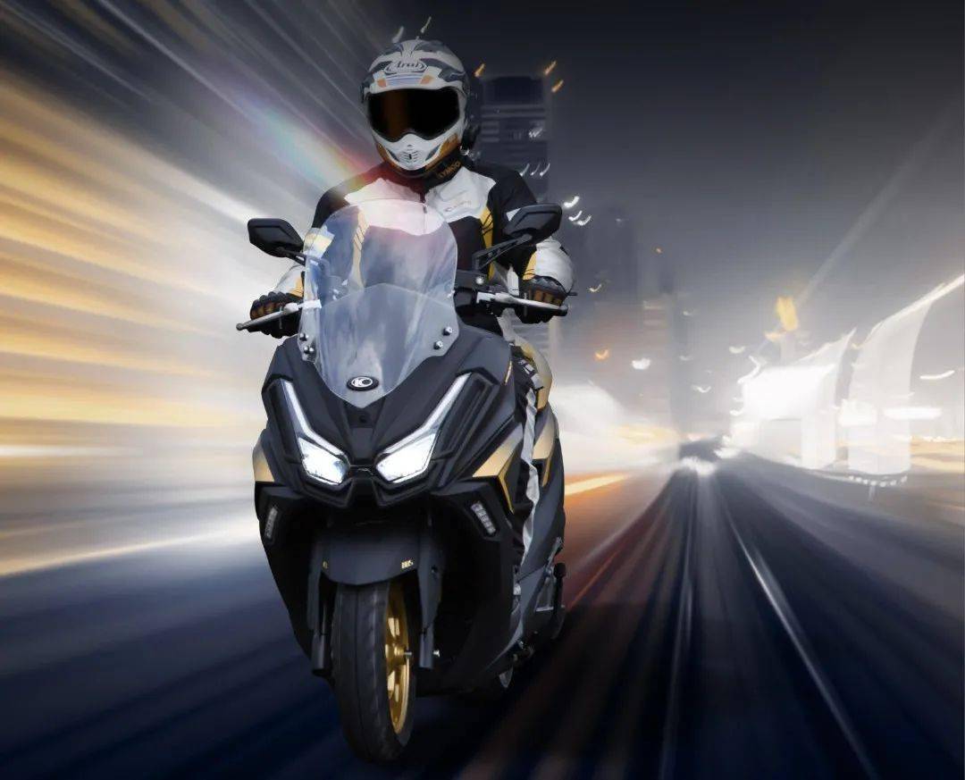 2021款:2023款的赛艇ct250 abs前脸也与时俱进了,新车采用了近来流行