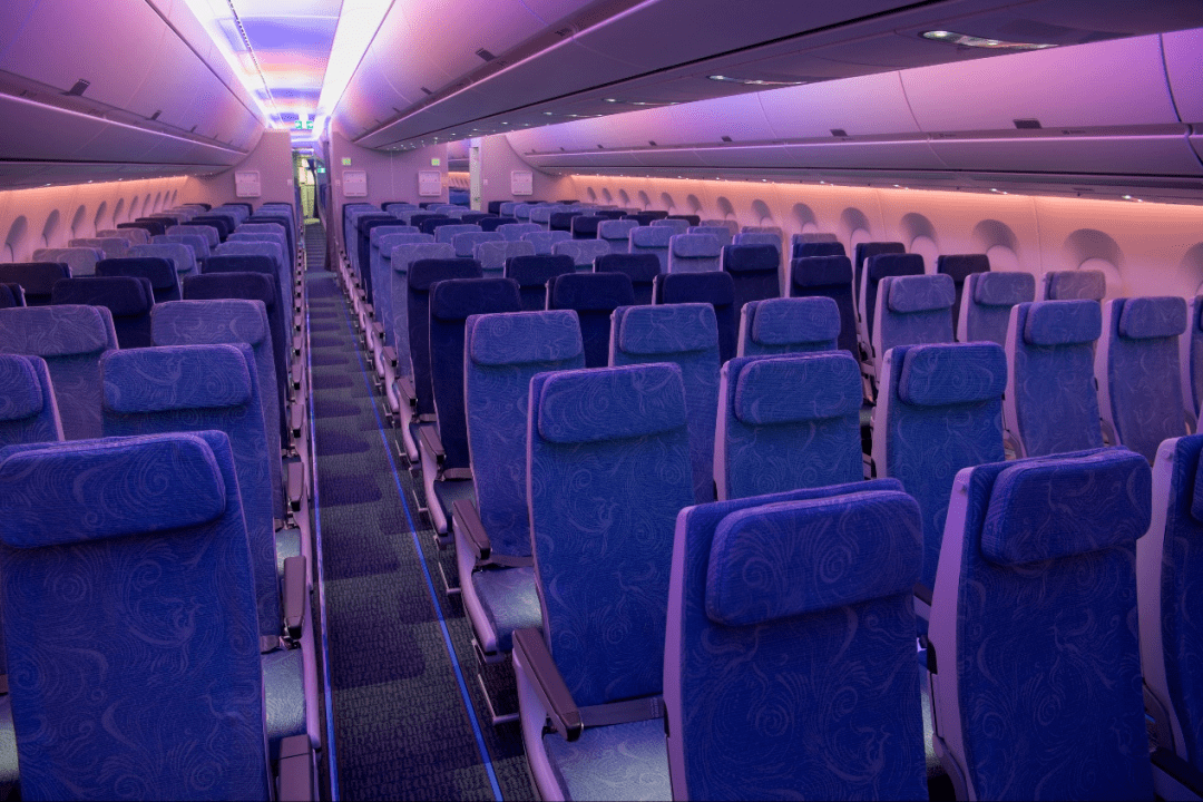 与777-300er相比,350-900取消了头等舱布局,新增了超级经济舱座位